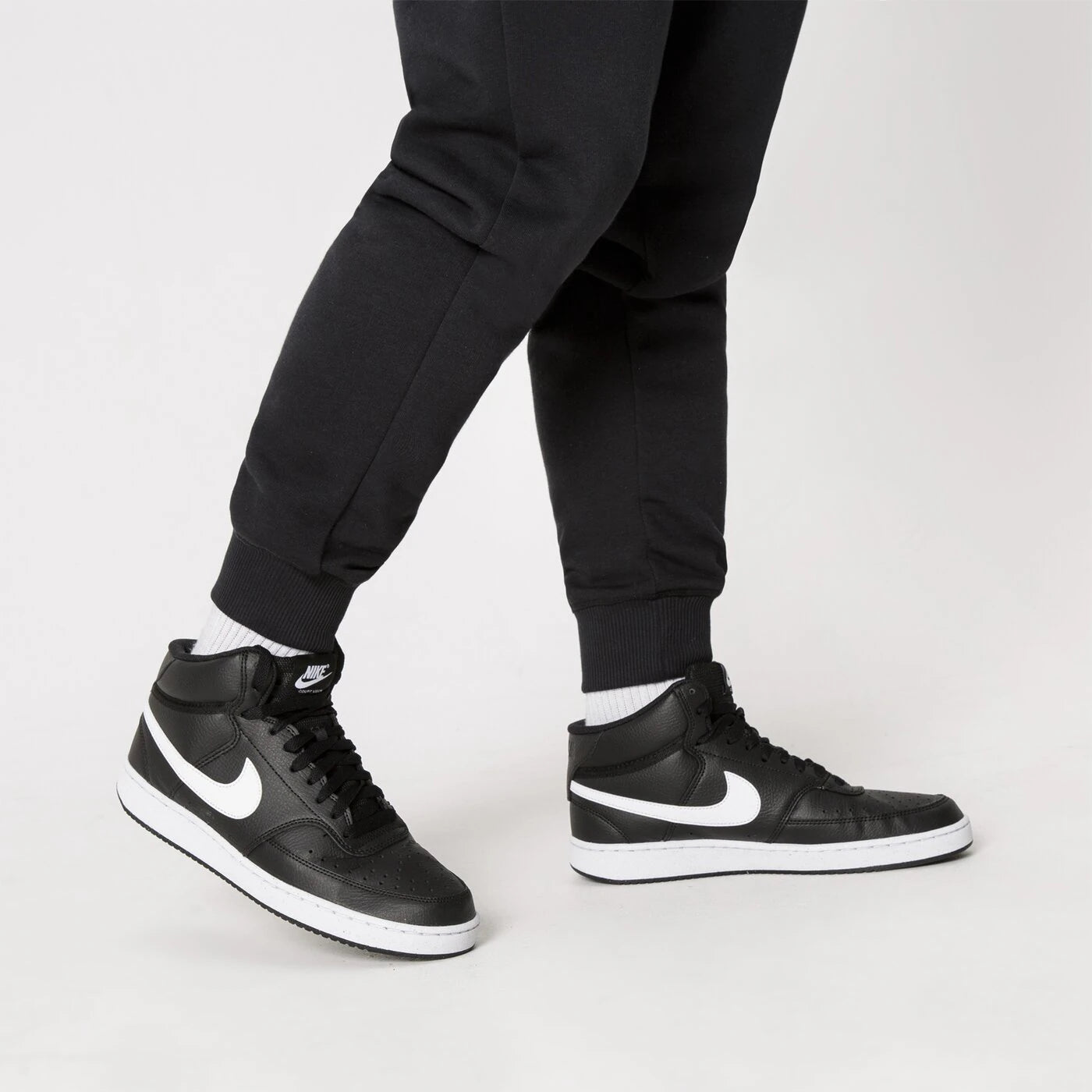 ¡Eleva tu Estilo Urbano a Nuevas Alturas con los Clásicos Renovados de Nike!
