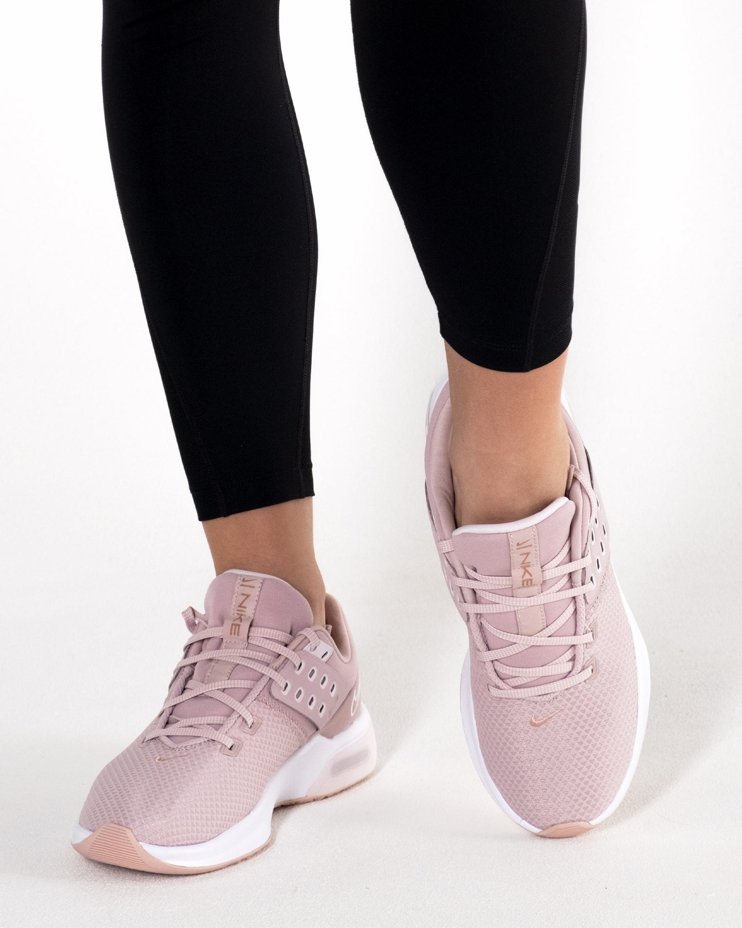 Renueva tu Estilo y Energía: Descubre la Versatilidad y Comodidad de Nuestros Tenis Nike