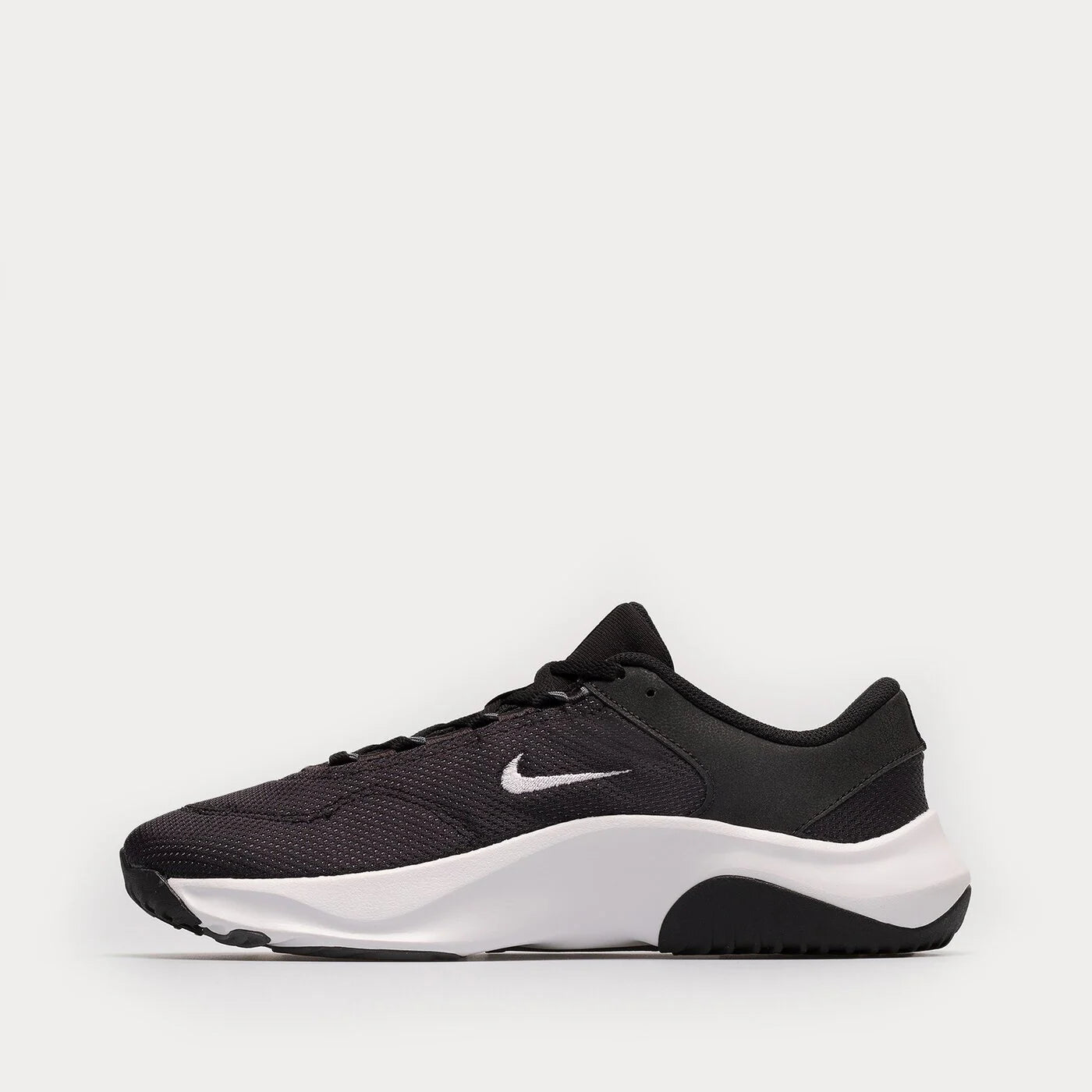 ¡Eleva tu entrenamiento y tu estilo con estos modernos tenis Nike!