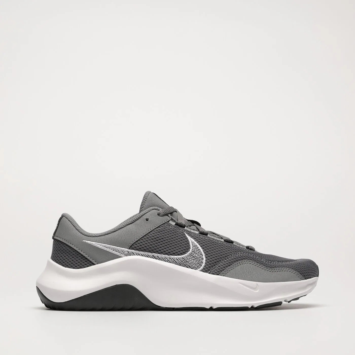 ¡Eleva tu entrenamiento y tu estilo con estos modernos tenis Nike!