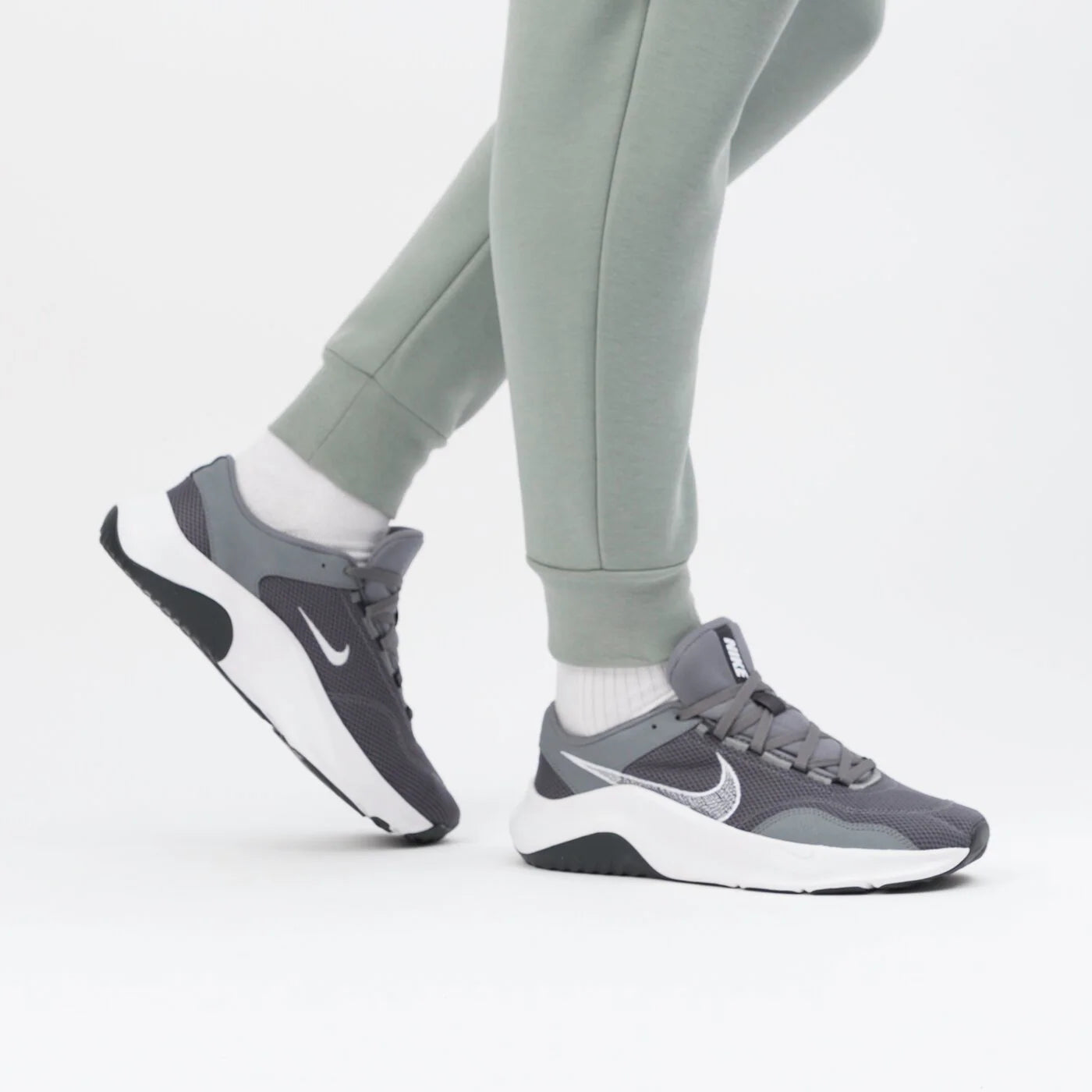 ¡Eleva tu entrenamiento y tu estilo con estos modernos tenis Nike!