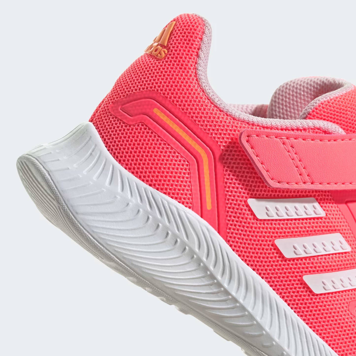 ¡Energía y diversión en cada paso con los nuevos tenis Adidas para tu pequeña estrella!