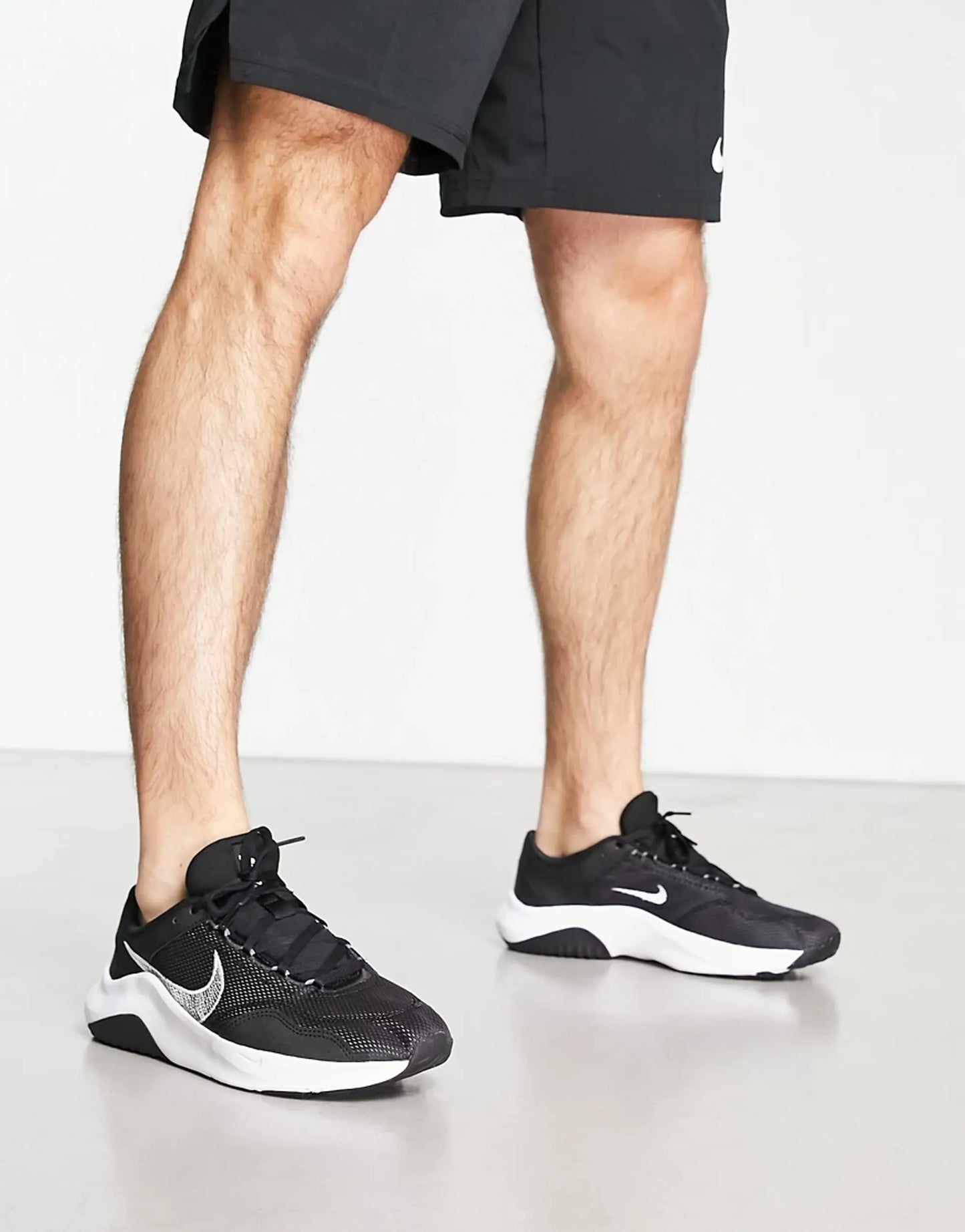 ¡Eleva tu entrenamiento y tu estilo con estos modernos tenis Nike!
