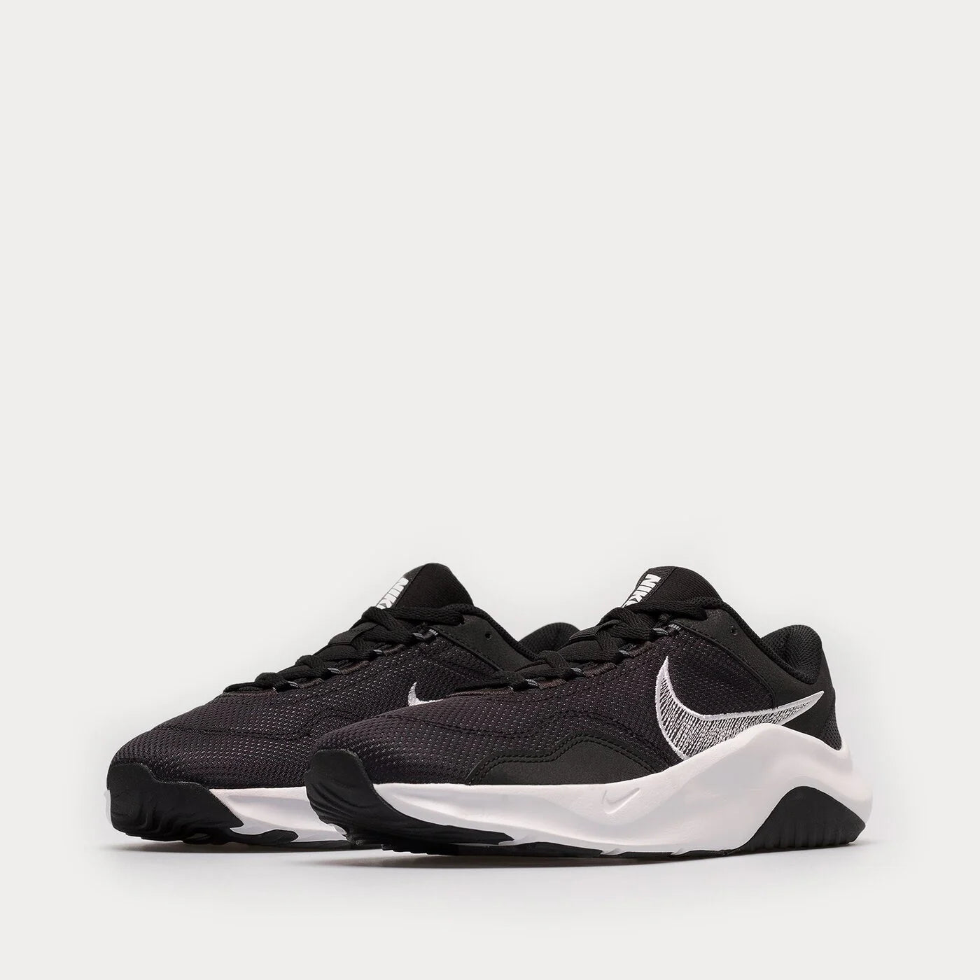 ¡Eleva tu entrenamiento y tu estilo con estos modernos tenis Nike!