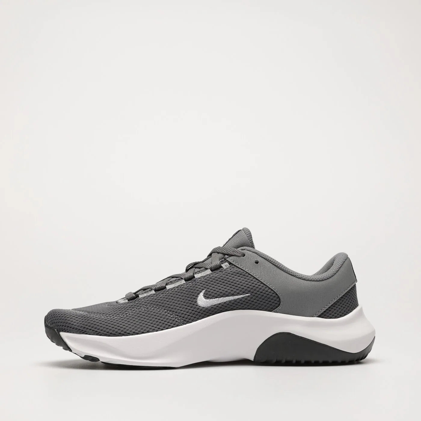 ¡Eleva tu entrenamiento y tu estilo con estos modernos tenis Nike!
